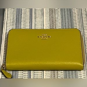 Coach ID Medium Zip Wallet in Chartreuse with Gold HW NWT’s